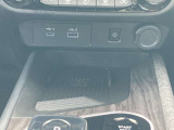 ワイヤレス充電装備!枠内にスマホを置いておくだけでスマホを充電することが出来ます。