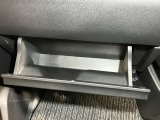 【グローブボックス】容器がせり出してくるバケットタイプ!一目で中身を把握でき、取り出しやすさにも優れます!