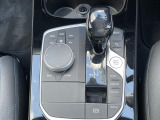 【シフトノブ】BMWの高性能オートマチックは、ATセレクトレバーを左側に倒すことで、通常の「D」から「S」(スポーツ)または「M」(マニュアル)へと切り替えが可能です。