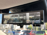 大好評「インテリジェントルームミラー」!車両後方のカメラ映像がミラーに映るので、乗員や荷物が多くても安心♪夜間や悪天候の日でもクリアな映像で視界良好です◎