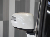 ◆ドアミラーウインカー◆ドアミラーにウインカーを装備しています。対向車に自身の進行方向を合図し安全に運転できます。