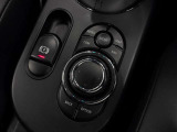MINIの運転席操作部は、中央に構えるディスプレイが最大の特徴です。航空機を思わせるトグルスイッチなど、直感的で遊び心のあるメカニカルな操作感が、ゴーカートのような走りの高揚感を高めます。