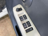【電動格納ミラー】サイドミラーは電動格納式となっており、狭い駐車場でもキズがつくリスクを抑えられます。