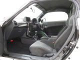 運転席・助手席にはGR SPORT専用のスエード調レカロシートを採用。優れたホールド性と上質な質感が、スポーティーな走りと快適なドライブをサポートします。