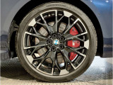 【BMWアロイホイル】軽量かつ強度に拘ったアロイホイル。走行性能ポテンシャルを引き出す設計。車の足元を引き締めてくれる大きなポイントはアロイホイルです。