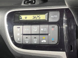 【オートエアコン】一度お好みの温度に設定すれば、車内の温度を検知し風量や温度を自動で調整。暑い&hellip;寒い&hellip;と何度もスイッチ操作をする必要はありません。快適な車内空間には必須の機能ですね♪
