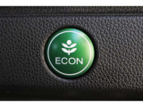 ECONボタンを押せば、エアコンの省エネモードやアイドリングストップ時間の延長で省燃費をサポートします。