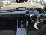 運転席から前方を見渡しやすい配置で、メーターや中央の画面も視界に入ります。シートに座ったまま周囲を確認しやすく、落ち着いた色合いの室内で毎日の移動を快適に過ごせます。
