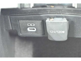 充電用USB端子付き。スマートフォンなどの充電に便利です。