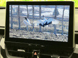 停車時には画面でテレビ映像を視聴でき、休憩中のひとときにも楽しめます。画面が大きく映像を確認しやすいため、目的地に着いた後や待ち時間など、停車中の時間を快適に過ごせます。