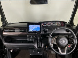 【前方視界】開放的な前方視界!運転がしやすく疲れにくいです♪窓が大きく、見通しがとっても良いおクルマですよ♪