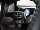 アダプティブクルーズコントロール機能付きです。走行中に先行車の様子を検知しながら、設定した車速の範囲内で先行車との距離のキープを支援します。詳細は販売店スタッフまでおたずねください。