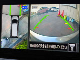 車を真上から見ているように、周囲の状況を把握しながら安心して駐車が行えるアラウンドビューモニター!