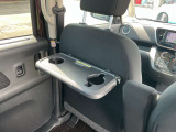 バックシートにはテーブルがあります。