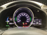 ハイブリット車専用のメーターです。中央のスピードメーターより左右のサブデスプレイで燃費や動力伝達などの情報が見れるようになっています。