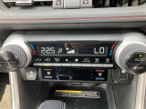 オートエアコン、お好みの温度に設定するだけで車内を快適空間にしてくれます。