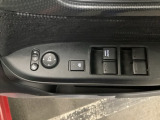 【パワーウィンドウスイッチ】ワンタッチで、パワーウインドウやドアミラーを操作できます。