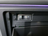 ETCユニットがグローブBOX内に収まっています。