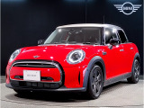 MINIのフロントグリルのデザインはイギリスで生まれた当初から、シルバーのサイドバーが折り重なった伝統的なデザインで御座います。その伝統はBMWのお車になってからでも少しずつ形を変えて守られております