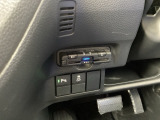 ビルトインタイプの【ETC】で見た目もスッキリ。高速道路の利用にとても便利です。【パーキングセンサー】駐車や出庫時にクルマの前後の障害を検知し、音とディスプレイでお知らせします。