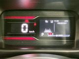 速度やシフト位置などの情報を画面にまとめて表示し、運転中に必要な内容を確認しやすい構成です。表示が見やすく整理され、日々の運転をサポートしてくれます。