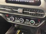 デュアルエアコンを装備!運転席と助手席でそれぞれお好みの温度に設定できるため、体感温度の違いにも対応できます。同乗者と一緒のドライブを、より快適に過ごせる嬉しい装備です。