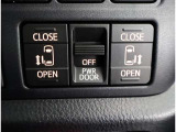 両側パワースライドドア付きだから、狭い駐車スペースなどでの 乗り降りラクラク!小さなお子さまのいるご家庭には嬉しい装備。