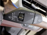 【ドライバーコックピット】人間工学に基づきドライバー中心にすべての操作パネルを設計。ドライバーが直感的に操作できる様にドライバー側にわずかに傾斜。常に運転に最適な姿勢/視線を保つ事が出来ます!