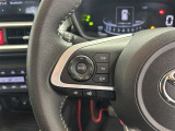 運転中、オーディオの操作をしてて、ハッとしたことはありませんか?ステアリングスイッチは、運転中でもハンドルでオーディオの操作が可能です。安全なドライブをサポートします。