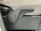 運転席はご自身の適切な運転ポジションへ移動可能なラチェットが付いております。