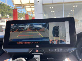 パノラミックビューモニター付きです。車両を上から見たような映像をディスプレイオーディオ画面に表示。運転席からの目視だけでは見にくい、車両周辺の状況をリアルタイムでしっかり確認できます。