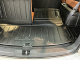 載せるものに合わせて、自由自在にシートを調整。長めの荷物も、大きな買い物も、工夫次第でスッキリ収まります。