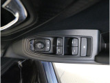 運転席には、ドアミラーの開閉および角度調整、集中ドアロック機能、さらには全ウィンドーの開閉操作を可能にするスイッチが一つに集約。運転中でもスムーズかつ効率的に操作でき、安全性と快適性に役立っています。
