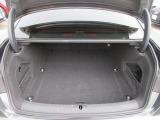 奥行きがあり容量十分なトランクスペースは後席を倒してトランクスルーも可能です