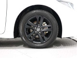 アルミホイールを装備、タイヤサイズは205/55R16です。
