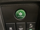 ECON モードをON にするとアクセルペダルの動きに対するエンジンの反応とエアコンの制御を切り換えることで、燃費のいい運転をするドライバーがペダルを踏んだ時と同じようにエンジンを制御します。