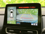 後方の映像と車両周辺の表示を組み合わせて確認でき、駐車時の位置合わせをサポートします。ガイド線を目安に、周囲の状況を確認しながらバックできます。
