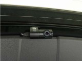 スーパーナイトビジョン2.0をリアカメラにも搭載。夜間走行や暗い駐車場などの低照度環境でも鮮明な映像で録画することができます。スマートフォンとPCで映像を確認できます。安心の純正品です。