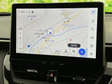 地図上に現在地や周辺の道路、施設名が表示され、目的地までのルート確認に便利です。拡大縮小や検索の操作もしやすく、初めて訪れる場所への移動をしっかりサポートします。