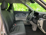 前席は座面と背もたれにゆとりがあり、運転席から前方や左右を見渡しやすいレイアウトです。落ち着いた色合いのシートとすっきりした足元で、乗り込む方にも過ごしやすい空間となっています。