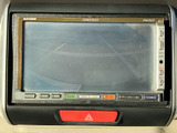 センターに設置された画面で、後方の映像を確認できるモニターを備えています。駐車時などに周囲を確認する際の補助として活用でき、画面表示を見ながら落ち着いて車庫入れをしたい方にも便利です。