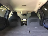 後部のシートを倒すとこんなに広々空間が!大きなお荷物を乗せる時でも心配ありません!