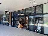 ウエインズトヨタ神奈川 U-BASEプレミアム平塚です。店内のカフェからつながる屋外展示場には、選りすぐりのレクサスをはじめ、アルファード、クラウンなどプレミアムなU-Carを集中展示しております。