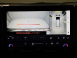 パノラミックビューモニターを装備。駐車場や交差点でクルマを真上から見るように周囲を確認できます。機能の詳細は販売店スタッフまでおたずねください。