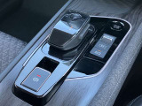 電動パーキングブレーキとオートブレーキホールド機能(信号待ち等でブレーキを踏み続けなくても自動的にブレーキ力がキープされる機能です)