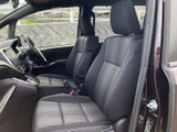 シートに加え、前方へ広がるダッシュボードや窓からの視界も確認しやすい運転席まわり。落ち着いた色調の空間で、日々の移動を快適に過ごせます。