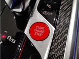 【スタートボタン】リモコンキーを持っているだけで起動可能なスタートボタン。オートスタート/ストップ機能も装備しており燃料消費量の軽減に貢献します。