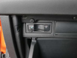 グローブボックス内に綺麗に収納されているETCユニットは美観を損なうことなく邪魔にならないよう取り付けられています。