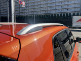 SUVスタイルを引き立てるシルバールーフレールを標準装備。
