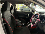運転席の画像です。足元やシートまわりに余裕があり、リラックスした姿勢で運転が可能です。視界も良好で操作系へのアクセスもしやすく、快適で安心感のあるドライブをサポートします。